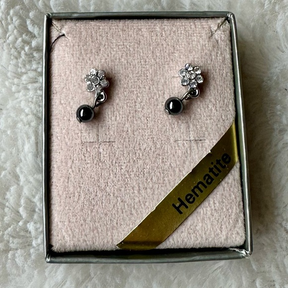 Brand new earrings - Picture 2 of 3